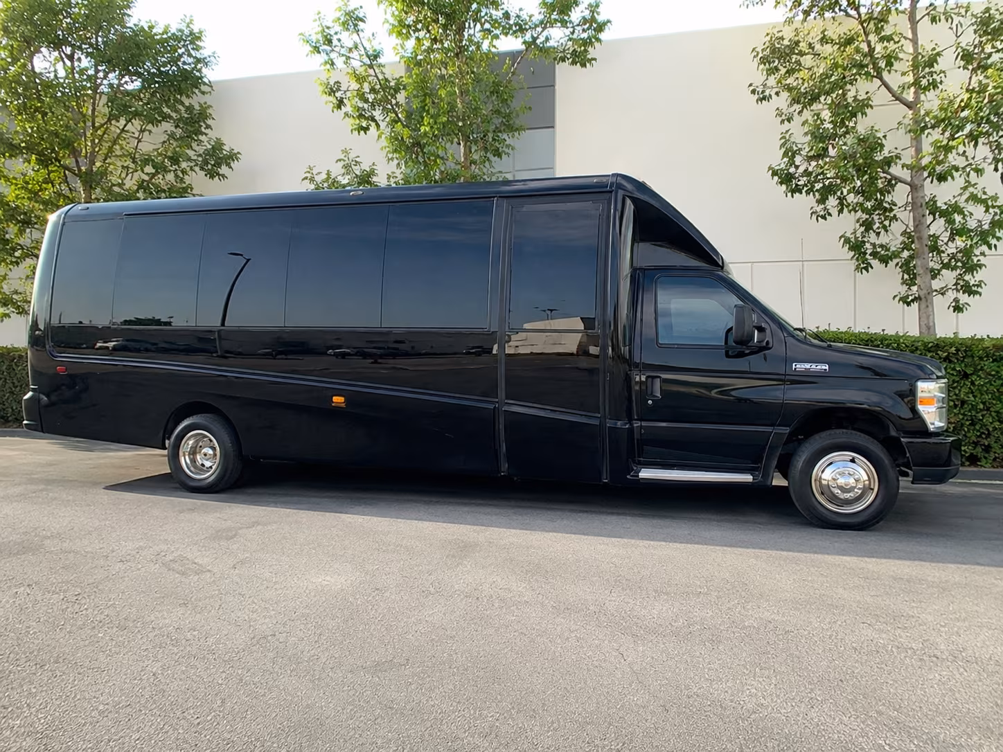 corporate airport transfer buses between broken arrow and tulsa international